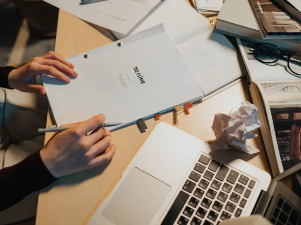 Riunione tecnica tra professionisti per la gestione degli appalti pubblici e delle attività del Direttore dei Lavori